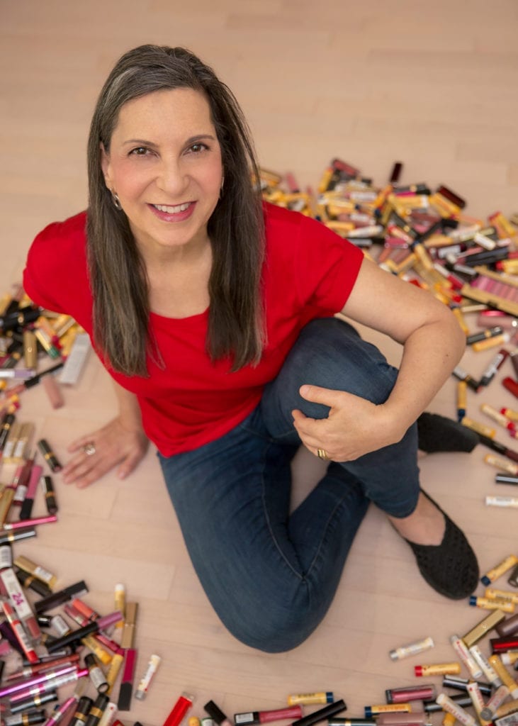 Woman donates 45k lipsticks to domestic violence shelters to empower the women & boost their confidence.