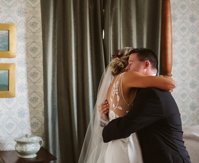Bride shares emotional ‘first look’ with her little brother and both their reactions are pure Majic! 