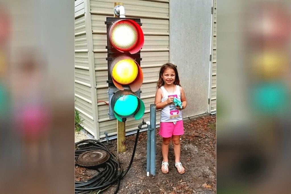 Grandparents build traffic light outside their home to let granddaughter know when it’s "visiting time." 