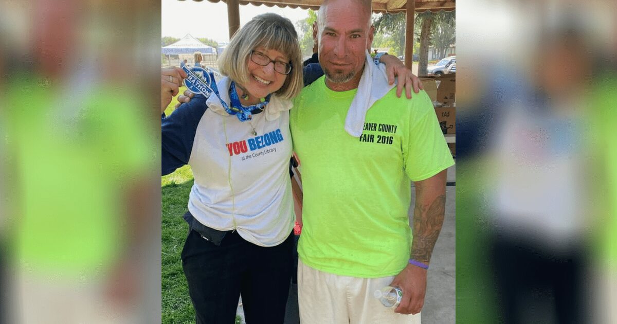 Utah marathon runner who was limping with pain finishes race with help from prisoner on work release.