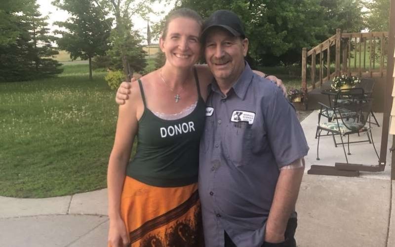 Minnesota 3rd grade teacher donates life-saving kidney to 64-year-old school custodian.