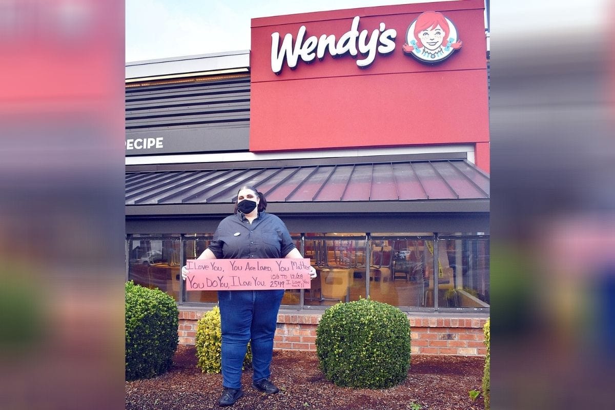 Wendy's manager spreads the love to random drive-thru customers one "I love you" at a time.