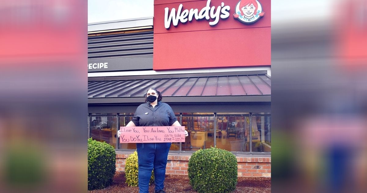 Wendy's manager spreads the love to random drive-thru customers one "I love you" at a time. 