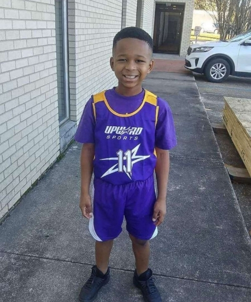 Stranger gifts new basketball hoop to 8-year-old boy after seeing him shoot hoops into a trash can