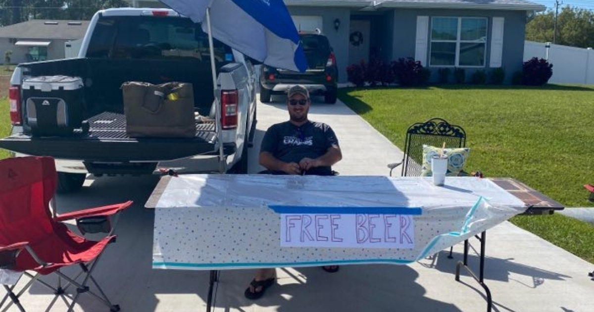 Couple puts up “Free Beer” sign to make friends in new neighborhood.