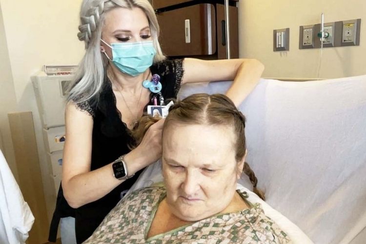Las Vegas nurse brushes and braids patients’ hair on her days off.