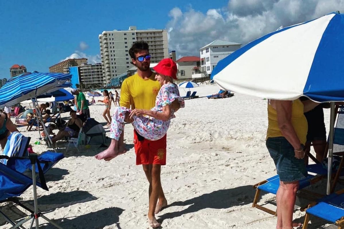 Alabama lifeguards carry 95-year-old woman down to the beach every day.