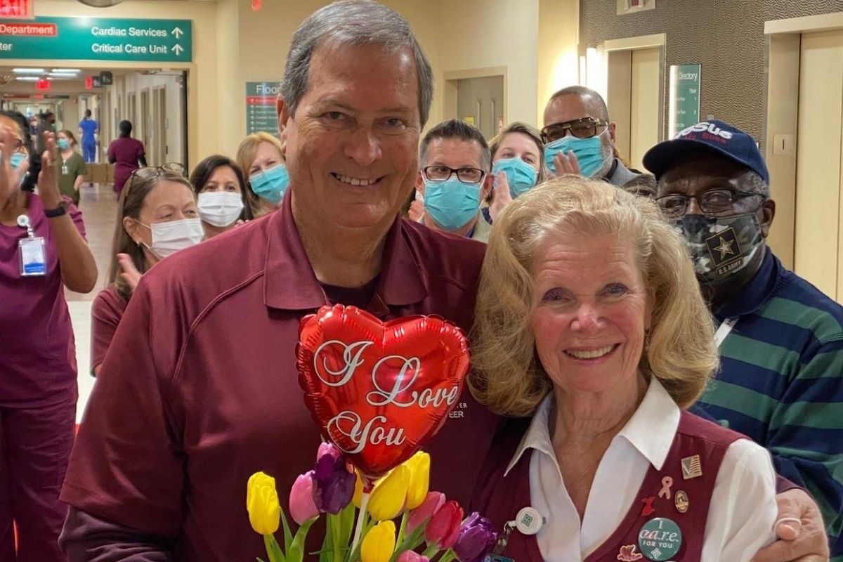 Two widowed hospital volunteers fall in love and get married after chance encounter.
