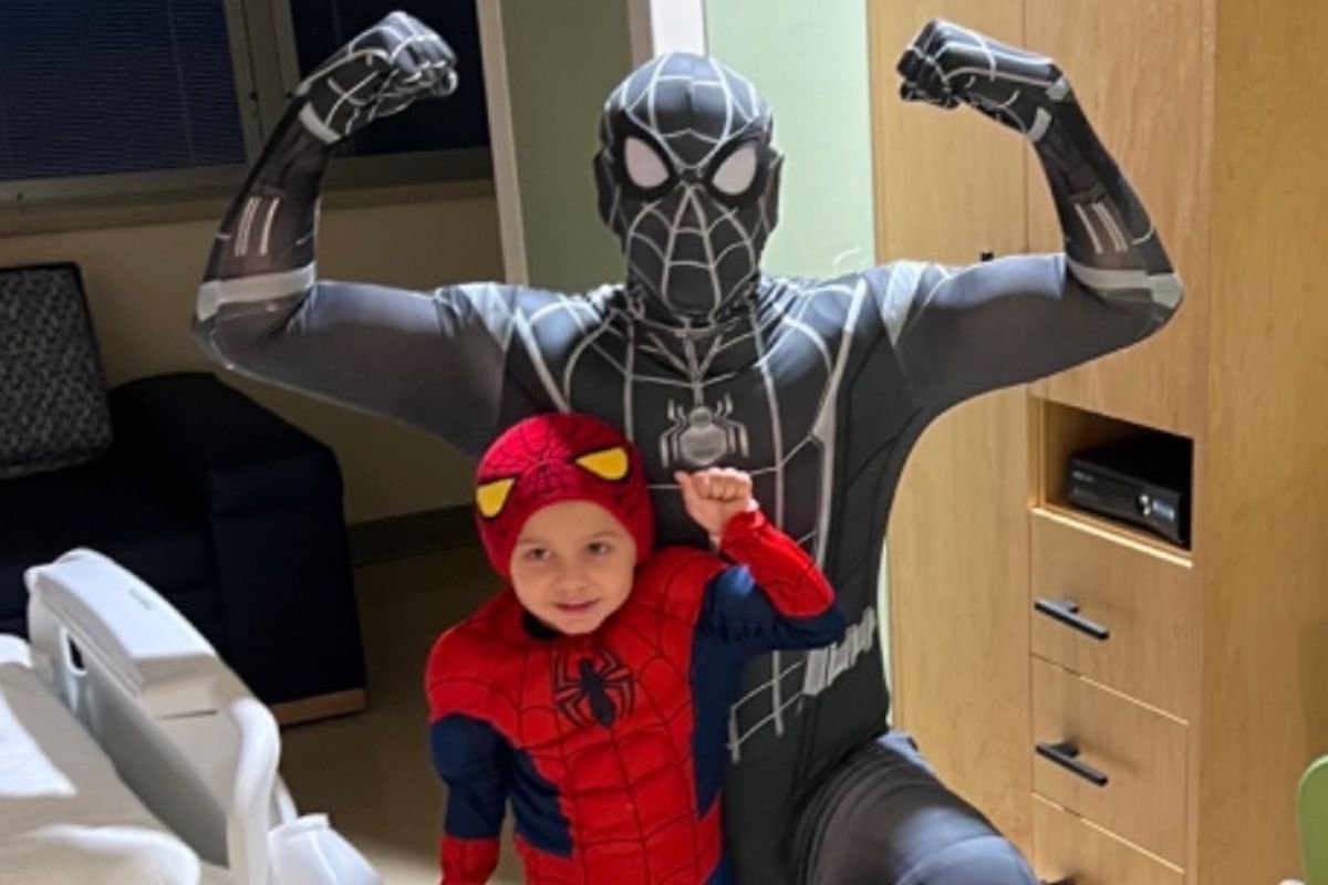 Parents of 3-year-old cancer patient wear superhero costumes to his chemo treatments so “he feels the power”